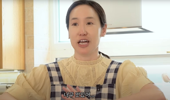 배우 최민수의 아내인 방송인 강주은은 유튜브 채널 '깡주은'을 통해 집에서도 간편하게 만들 수 있는 '그릭 수블라키 샌드위치' 조리법을 공개했다. 사진은 해당 샌드위치. [사진=유튜브 @깡주은 ]