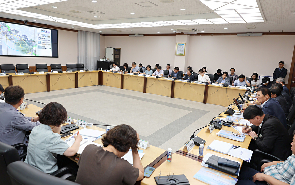 전라남도 함평군이 해양치유지구지정·지역계획 수립용역 설명회를 진행하고 있다 [사진=함평군]