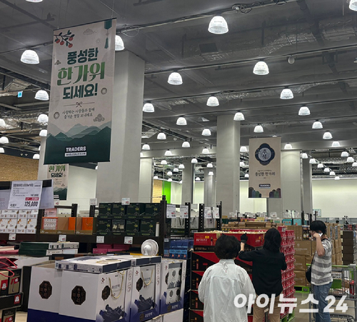 백화점에서 방문객들이 추석선물세트를 구경하고 있다. [사진=설래온 기자 ]