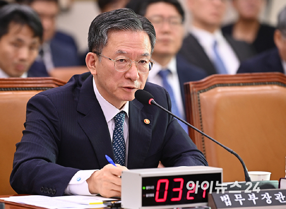 정성호 법무부 장관이 14일 서울 여의도 국회에서 열린 법무부 등에 대한 법제사법위원회 국정감사에서 질의에 답변하고 있다. [사진=곽영래 기자]