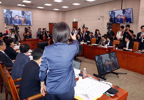 전현희 더불어민주당 법사위원과 송석준 국민의힘 법사위원이 14일 서울 여의도 국회에서 열린 제417회 국회 임시회 제1차 법제사법위원회, 검사(김영철) 탄핵소추사건 조사 청문회에서 언쟁을 벌이고 있다. 2024.08.14. [사진=뉴시스]