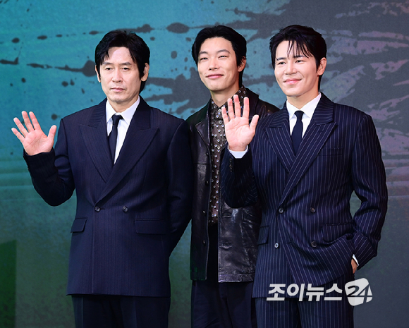 배우 설경구-류준열-이규형이 20일 오전 서울 마포구 호텔 나루 서울 엠갤러리에서 열린 넷플릭스 시리즈 '들쥐' 제작발표회에 참석하고 있다.