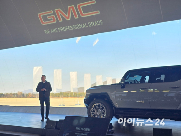 헥터 비자레알 GM 한국사업장 사장이 27일 경기도 김포시 한국타임즈항공에서 열린 'GMC 브랜드 데이'에서 발표하고 있다. [사진=김종성 기자]