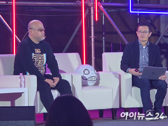 카미야 히데키(왼쪽) 클로버즈 스튜디오 대표, 요코 타로(오른쪽) 붓타로 대표가 13일 부산 벡스코 컨벤션홀에서 열린 지스타 게임 콘퍼런스 '지콘'에 참석하고 있다. [사진=박정민 기자]