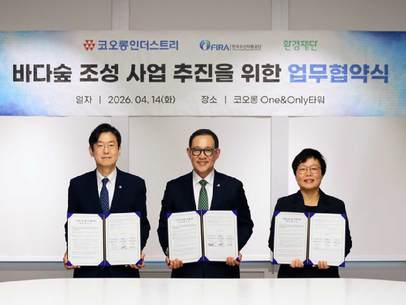 코오롱인더스트리는 14일 서울 강서구 코오롱 One&Only 타워에서 한국수산자원공단 및 환경재단과 함께 &lsquo;바다숲 사업&rsquo; 추진을 위한 업무협약(MOU)을 체결했다. 왼쪽부터 김종덕 한국수산자원공단 이사장, 허성 코오롱인더스트리 대표이사,이미경 환경재단 대표. [사진=코오롱인더스트리]