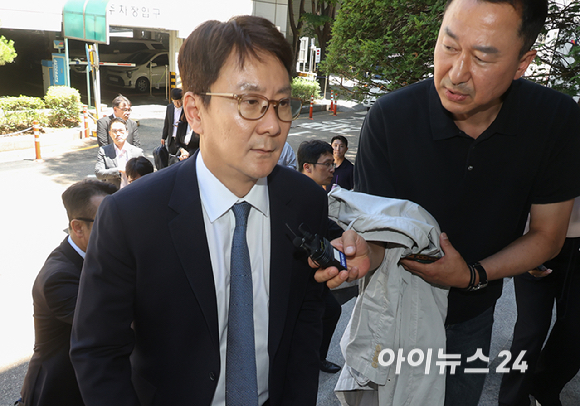 전진배 JTBC 대표이사가 23일 서울 서초구 회생법원에서 열린 중앙그룹 계열사 기업 회생신청 대표자 심문기일에 출석하고 있다. [사진=사진공동취재단 ]