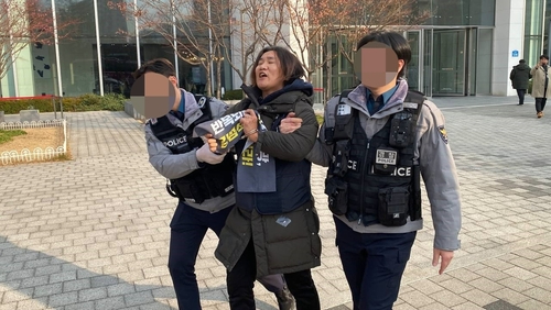 김범석 쿠팡Inc 이사회 의장과의 면담을 요구하며 본사 진입을 시도하다가 경찰에 체포되는 시위대 [사진=공공운수노조]