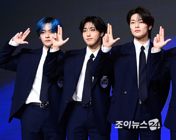 그룹 스트레이키즈가&nbsp;22일 오전 서울 영등포구 여의도 콘래드호텔에서 열린&nbsp;스트레이키즈(Stray Kids) 정규 4집 '카르마' 발매 기념 기자간담회에서 포즈를 취하고 있다. [사진=정소희 기자]