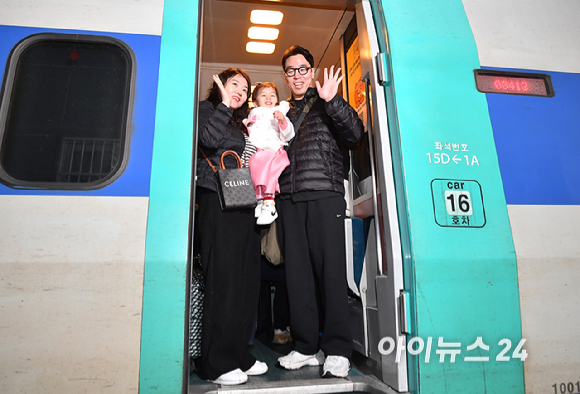 설 연휴를 앞둔 13일 오전 서울 용산역을 찾은 한 가족이 고향으로 향하는 기차를 탑승하고 있다. [사진=곽영래 기자]