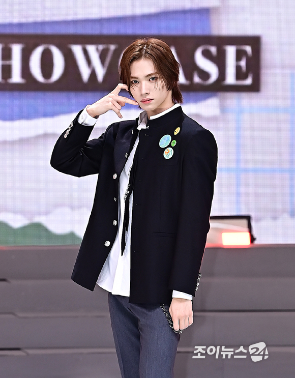 그룹 휘브(WHIB) 진범이 8일 오후 서울 상암동 SBS프리즘타워에서 열린 싱글 1집 'Cut-Out'(컷-아웃)을 발매 기념 쇼케이스에서 포토타임을 갖고 있다. [사진=곽영래 기자]