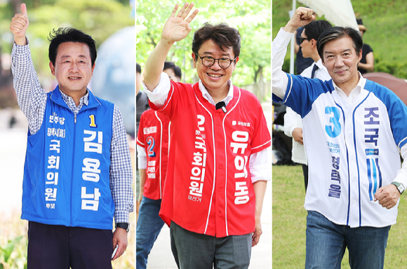 15일 울산시의회 프레스센터에서 더불어민주당 울산시당과 진보당 울산시당이 6&middot;3 지방선거 울산시장 후보 단일화 합의를 발표한 후 진보당 김종훈 후보, 더불어민주당 김상욱 후보가 손을 잡고 인사하고 있다. [사진=연합뉴스]