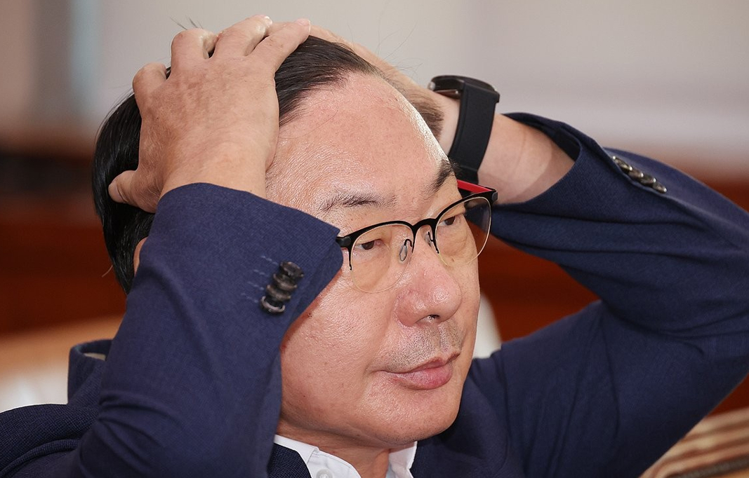 이화영 전 경기도 평화부지사가 2024년 10월 2일 국회 법제사법위원회에서 열린 박상용 수원지검 부부장검사에 대한 '탄핵소추 사건 조사' 관련 청문회에 출석, 머리를 만지고 있다. 2024.10.2 [사진=연합뉴스]
