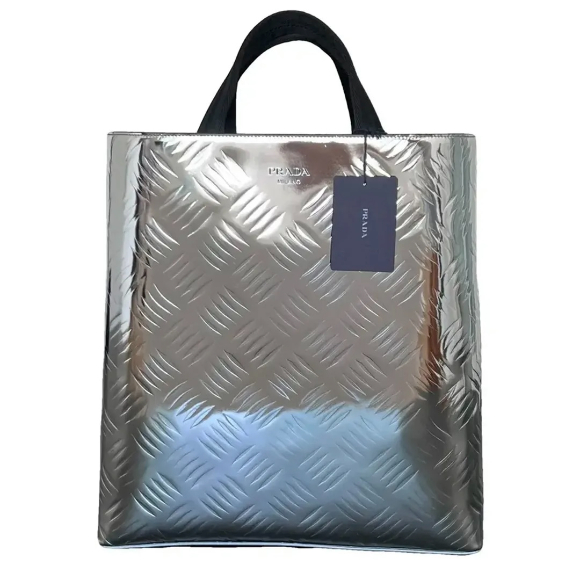 명품 브랜드 프라다가 공개한 400만원대 남성용 토트백이 인도 기차 바닥재를 그대로 베낀 것 아니냐는 의혹이 제기됐다. 사진은 해당 가방. [사진=ADS 인스타그램]