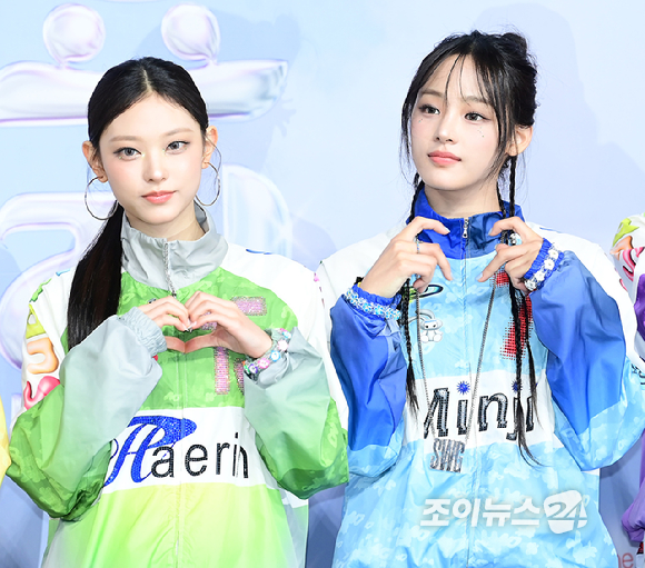 그룹 뉴진스 해린과 민지가 21일 오후 인천광역시 중구 A리조트에서 열린 '2024 SBS 가요대전 썸머' 블루카펫 행사에 참석하고 있다. [사진=정소희 기자]