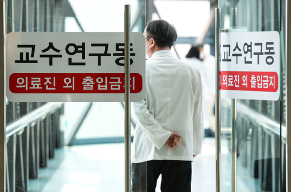 지난달 14일 서울의 한 대학병원에서 의과대학 교수가 연구동으로 들어가고 있다. [사진=뉴시스]