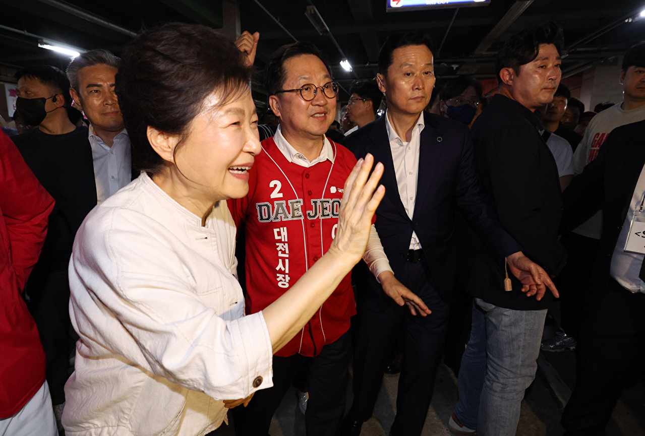 박근혜 전 대통령이 25일 대전 서구 이장우 선거사무소를 방문해 지지자들과 인사하고 있다. 2026.5.25 [공동취재] [사진=연합뉴스]