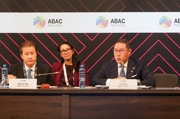 조현상 ABAC신임 의장(HS 효성 부회장)이 ABAC 개막행사에서 모두 발언하고 있다. 왼쪽부터 도미닉 전임 의장(미국), 조현상 신임 의장. (사진=HS효성)