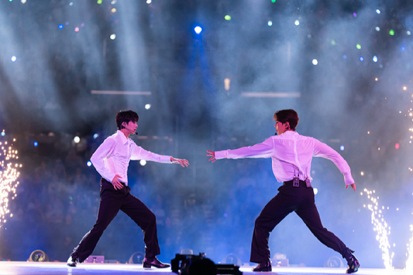 그룹 몬스타엑스가 지난 1일(현지시간)부터 3일까지 미국 로스앤젤레스 크립토닷컴 아레나에서 열린 K-팝 팬&아티스트 페스티벌 '케이콘 엘에이 2025(KCON LA 2025)' 무대에서 열띤 공연을 펼치고 있다. [사진=CJ ENM]