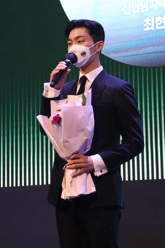 배우 최현욱이 3일 온라인으로 진행된 '2022 브랜드 고객충성도 대상' 시상식에 참석해 수상 소감을 말하고 있다. [사진=2022 브랜드 고객충성도 대상]