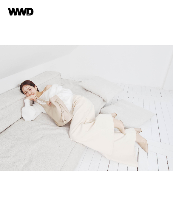 배우 한지민이 화보 촬영에서 포즈를 취하고 있다. [사진=WWD 코리아]