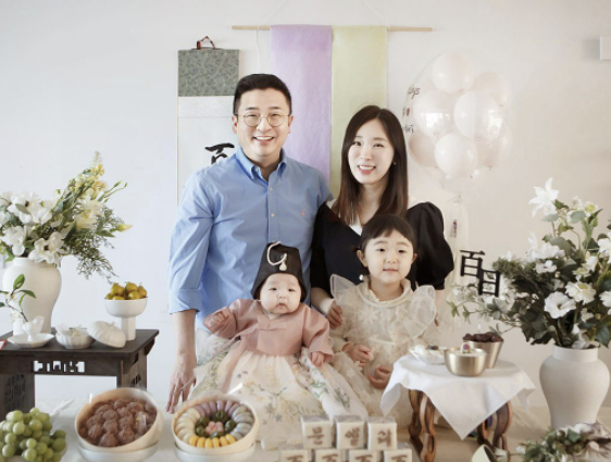 방송인 이지혜가 26일 자신의 SNS에 둘째 딸의 100일 기념 가족 사진을 올렸다.  [사진=이지혜 SNS ]