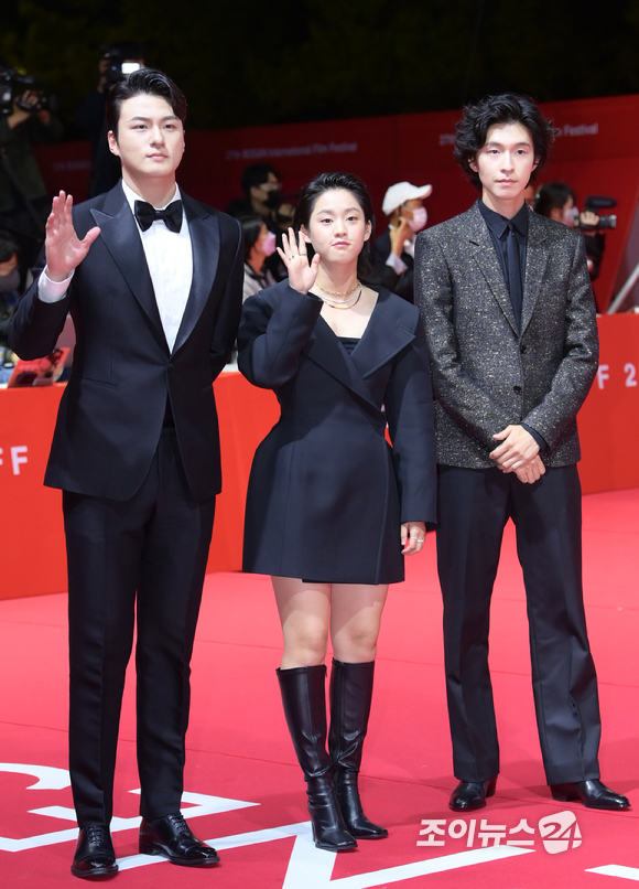 배우 신승호-이연-홍경이 5일 오후 부산 해운대구 우동 영화의 전당에서 열린 '제27회 부산국제영화제' 개막식 레드카펫 행사에 참석하고 있다. [사진=정소희 기자]