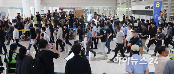미국 이민당국에 의해 조지아주에 구금됐던 한국인 근로자들이 12일 인천국제공항 제2여객터미널 입국장을 나서고 있다. [사진=정소희 기자]