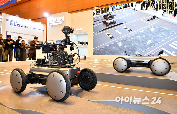4일 오전 서울 강남구 코엑스에서 열린 2026 스마트공장&middot;자동화산업전(AW2026)에서 현대자동차그룹 로보틱스랩의 모베드(MobED)의 시연이 진행되고 있다. [사진=곽영래 기자]
