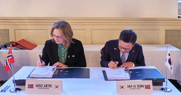 사진2. 지난 30일(현지시각) 노르웨이에서 열린 '천무 수출 계약체결식'에서 그로 야레 국방물자청 청정(왼쪽)과 손재일 한화에어로스페이스 대표이사이 계약서에 서명하고 있다. [사진=한화에어로스페이스]