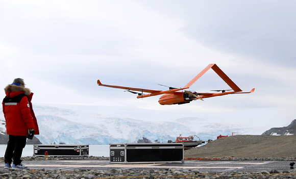 SK브로드밴드는 올해 2월 남극에서 드론으로 촬영한 4K 암호화 영상을 실시간 전송하는 실증 작업을 했다고 17일 밝혔다. [사진=SKB]