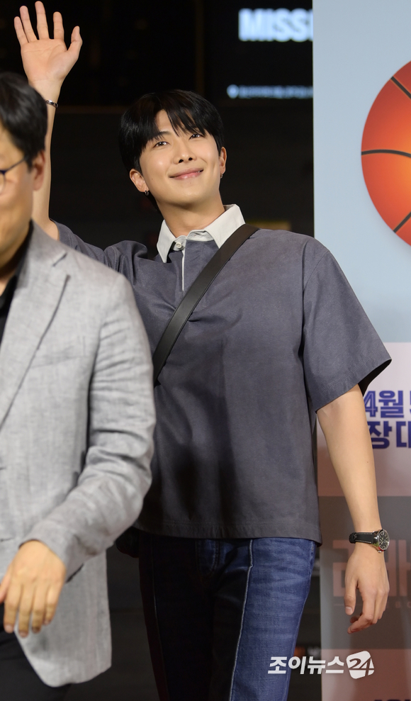 방탄소년단(BTS) RM이 3일 오후 서울 용산구 CGV 용산아이파크몰에서 열린 영화 '리바운드' VIP 시사회에 참석해 포토타임을 갖고 있다. [사진=정소희 기자]
