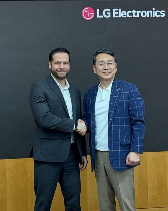 조주완 LG전자 대표이사 사장과 다얀 로드리게스 마이크로소프트(MS) 제조 및 모빌리티 부문 부사장이 만나 악수를 하고 있다. [사진=다얀 로드리게스 MS 부사장 링크드인]