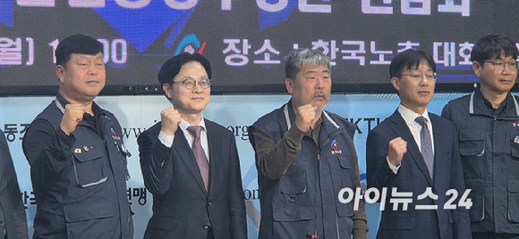 (왼쪽으로부터 두 번째) 김정관 산업통상부 장관과 김동명 한국노총 위원장이 30일 서울 영등포구 여의도 한국노총 6층 대회의실에서 기념사진을 찍고 있다. [사진=박지은 기자]