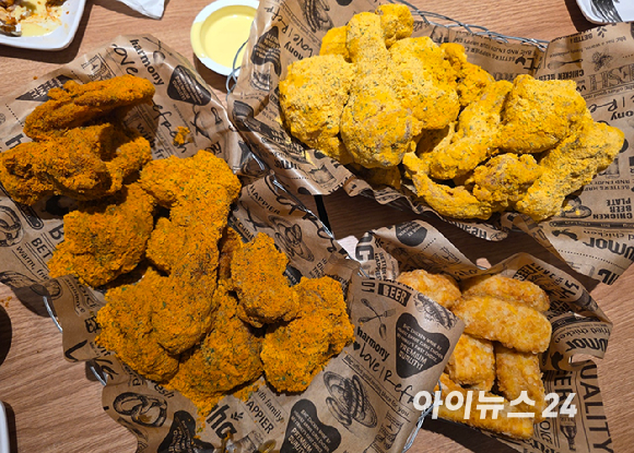 bhc의 치킨 신메뉴 커링클. [사진=구서윤 기자]