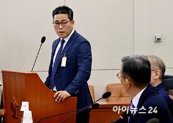 백해룡 강서경찰서 화곡지구대장(전 영등포서 형사과장)이 20일 서울 여의도 국회에서 열린 제417회 국회 임시회 제2차 행정안전위원회 마약수사 외압 의혹 관련 청문회에서 의원 질의에 답변하고 있다. [사진=곽영래 기자]