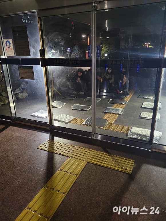 지난 30일 부산광역시교육청 본관 입구에서 현장 돌봄전담사들이 늘봄학교 확대 정책과 관련해 업무 가중을 호소하며 항의시위를 하고 있다. [사진=박성현 기자]