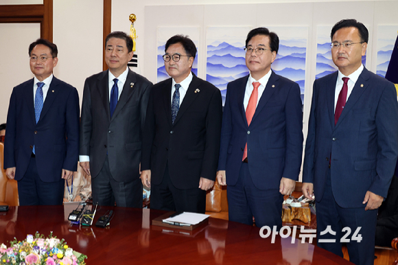 우원식 국회의장이 25일 서울 여의도 국회 의장실에서 여야 원내대표들과 회동을 하고 있다. (왼쪽부터 더불어민주당 허영 정책수석부대표, 김병기 원내대표, 우 국회의장, 국민의힘 송언석 원내대표, 유상범 원내운영수석부대표) [사진=정소희 기자]