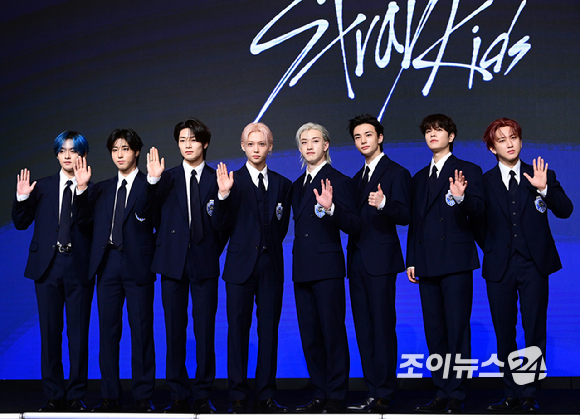 그룹 스트레이키즈가&nbsp;22일 오전 서울 영등포구 여의도 콘래드호텔에서 열린&nbsp;스트레이키즈(Stray Kids) 정규 4집 '카르마' 발매 기념 기자간담회에서 포즈를 취하고 있다. [사진=정소희 기자]