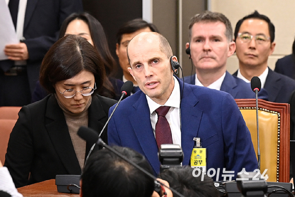 해롤드 로저스 쿠팡 대표이사가 30일 서울 여의도 국회에서 열린 쿠팡 침해사고 및 개인정보 유출, 불공정 거래, 노동환경 실태 파악과 재발방지 대책 마련을 위한 청문회에서 질의에 답변하고 있다. [사진=곽영래 기자]