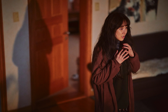 배우 정려원이 영화 '하얀 차를 탄 여자'에서 열연하고 있다. [사진=㈜바이포엠스튜디오]