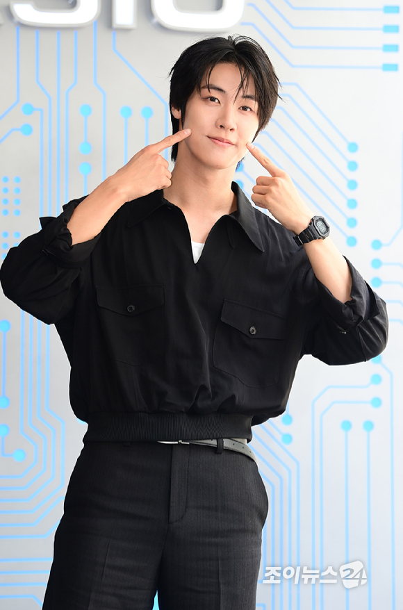 엔플라잉 이승협이 26일 오전 서울 강남구 신사동에서 열린 카시오 스토어 도산&카페 널 오픈 1주년 기념 포토콜 행사에 참석하고 있다. [사진=정소희 기자]