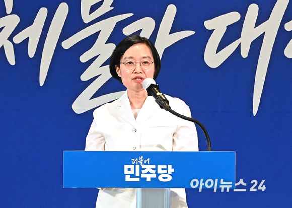 한성숙 국무총리가 3일 서울 용산구 서울드래곤시티에서 열린 22대 후반기 국회 대비 더불어민주당 국회의원 워크숍에서 인사말을 하고 있다. [사진=곽영래 기자]