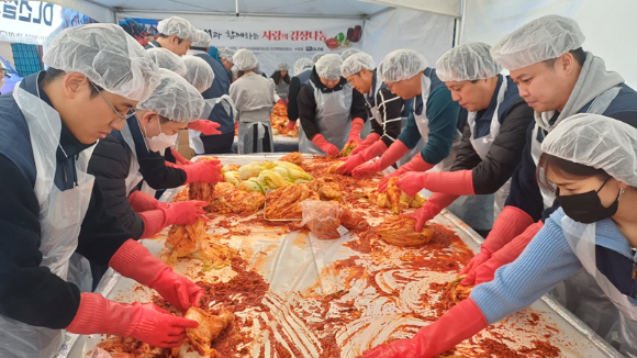 ﻿이달 초 인천 만석동에 위치한 괭이부리말 인천쪽방상담소에서 DL건설 직원들이 김장 김치를 직접 담그고 있다. [사진=DL건설]