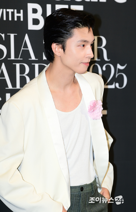 배우 홍경이 18일 부산 해운대구 중동 파라다이스호텔에서 열린 '2025 마리끌레르 아시아스타어워즈' 포토콜 행사에 참석하고 있다. [사진=정소희 기자]