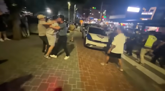  전 종합격투기 선수 출신 유튜버가 주차 문제로 시비가 붙은 수원 폭력 조직과의 결투를 예고한 후 실제로 충돌이 벌어져 화제가 됐다. [사진=유튜브 '엄태웅TV' 캡처]