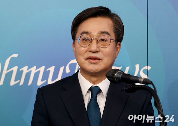 더불어민주당 제21대 대통령선거 경선에 나선 김동연 예비후보가 지난해 4월 23일 오후 서울 여의도 오마이TV 스튜디오에서 열린 오마이TV 초청 토론회에서 모두발언을 하고 있다. [사진=국회사진취재단]