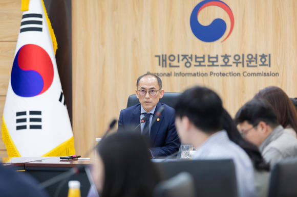 24일 오후 정부서울청사에서 열린 기자간담회에서 고학수 개인정보위원장이 기자들의 질의에 답변하고 있다. [사진=개인정보위]