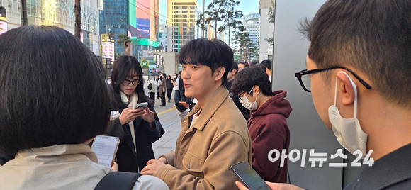 23일 오전 8시 애플명동 매장의 문이 열리기 직전 대기자들이 기대에 찬 표정으로 대기하고 있다. [사진=박지은 기자]