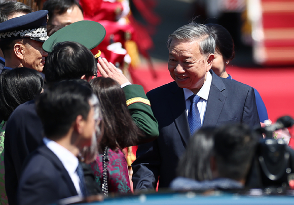 또 럼 베트남 당 서기장 내외가 지난 10일 서울공항에 도착 후 이동하고 있다. 이재명 대통령 초청으로 이날 한국을 찾는 럼 서기장은 13일까지 나흘간 국빈 방문하면서 11일 정상회담·국빈 만찬, 12일 한·베트남 비즈니스 포럼 참석, 13일 부산 방문 등 일정을 소화한다. 2025.8.10 [사진=연합뉴스]