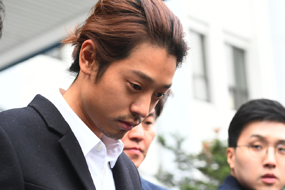 성관계 동영상을 불법 촬영하고 유포한 혐의를 받고있는 가수 정준영이 서울 경운동 종로경찰서에서 검찰로 송치되고 있다.